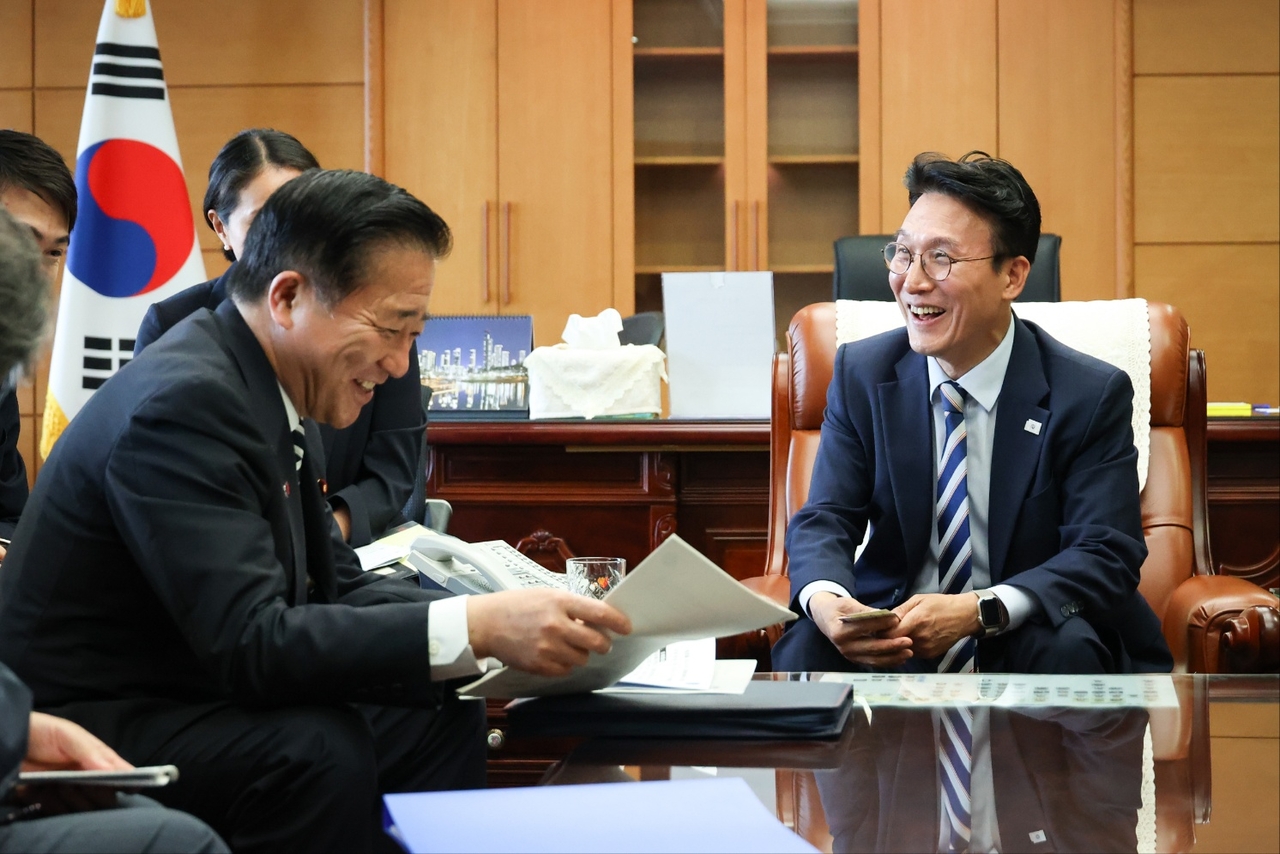 Prime Minister nominee Kim Min-seok (right) speaks with Akihisa Nagashima, special adviser to Japanese Prime Minister Shigeru Ishiba, in Seoul on Monday, in this photo provided by the Confirmation Hearing Preparation Committee. (Yonhap)