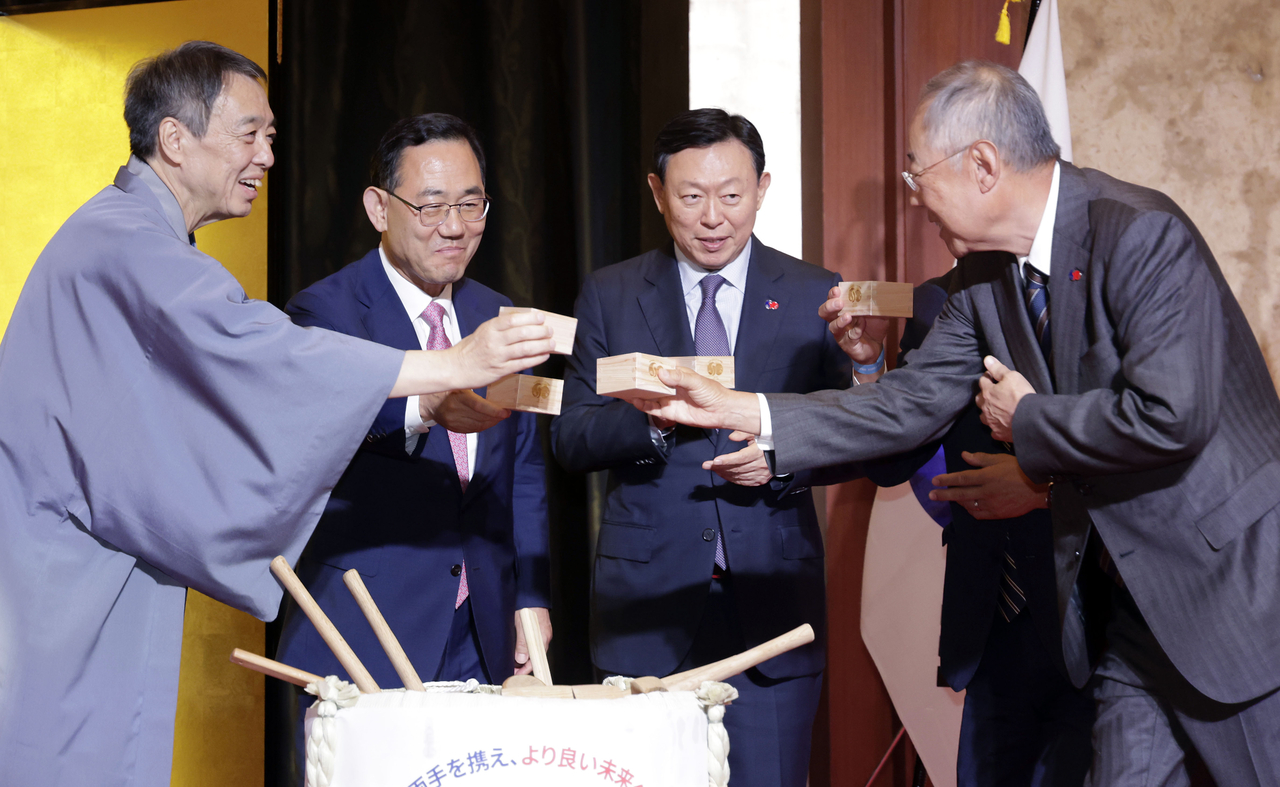 From left: Japanese Ambassador to Korea Koichi Mizushima, National Assembly Vice Speaker and Korea-Japan Parliamentarians’ Union Chair Joo Ho-young, Lotte Group Chair Shin Dong-bin, and FKI Chair Ryu Jin raise a toast during a reception hosted by the Japanese Embassy to mark the 60th anniversary of diplomatic normalization between Korea and Japan, at Lotte Hotel in Seoul on Monday (Newsis)