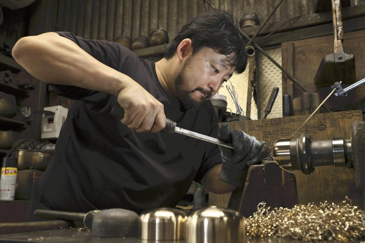 Heirs to Kyoto Talent / Craftsman Pursuing Perfect Sound, Transcending Framework of Buddhist Utensils