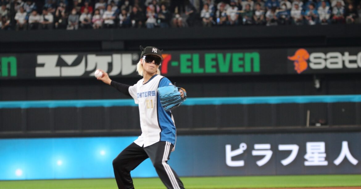 Popular young rapper Pilaf Alien appears at the first pitch of his local baseball team, the Hokkaido Nippon-Ham Fighters! Thousands of fans go wild for his mini live performance Popular young rapper Pilaf Alien appears at the first pitch of his local baseball team, the Hokkaido Nippon-Ham Fighters! Thousands of fans go wild for his mini live performance