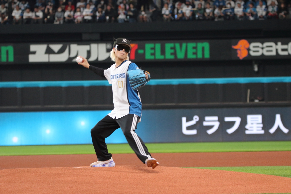Popular young rapper Pilaf Alien appears at the first pitch of the local baseball team Hokkaido Nippon-Ham Fighters! Thousands of fans go wild for his mini live performance