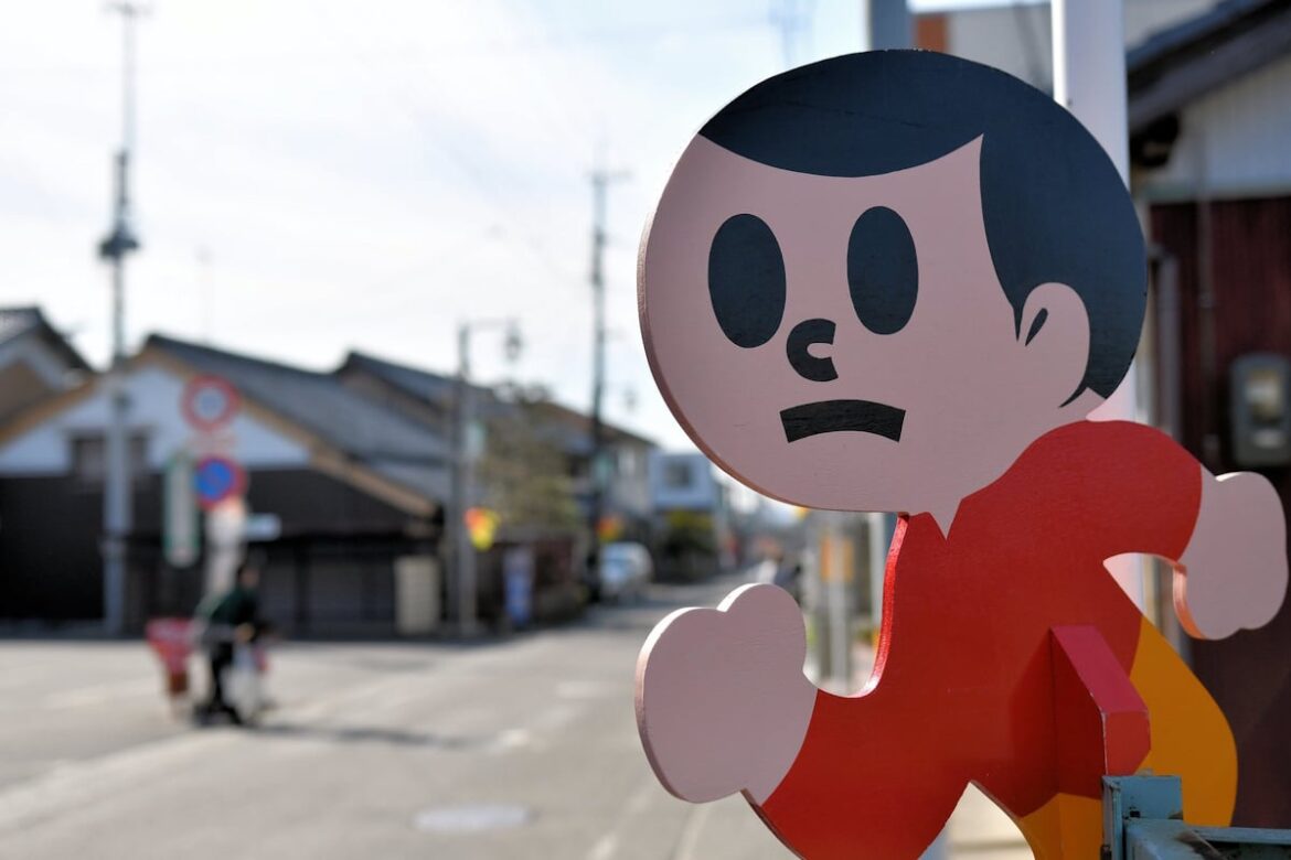 Social Media Celebrates Tobidashi Bōya Across Japan (Including a JoJo Version) Tobidashibōya cutout - a booy with large round eyes and a solemn expression - running from the right side of the screen