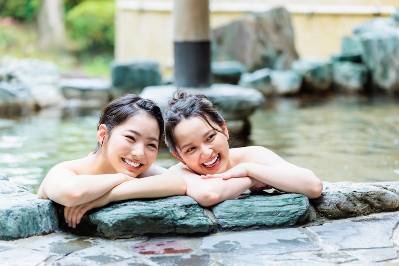 Women in large rotenburo on vacation