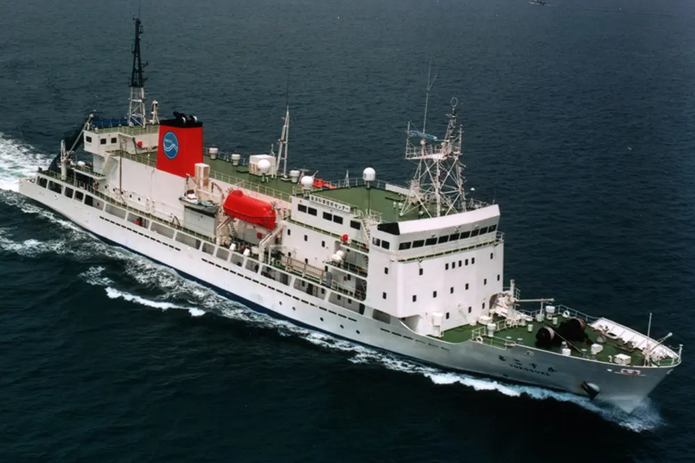 a picture of the research vessel yokosuka underway