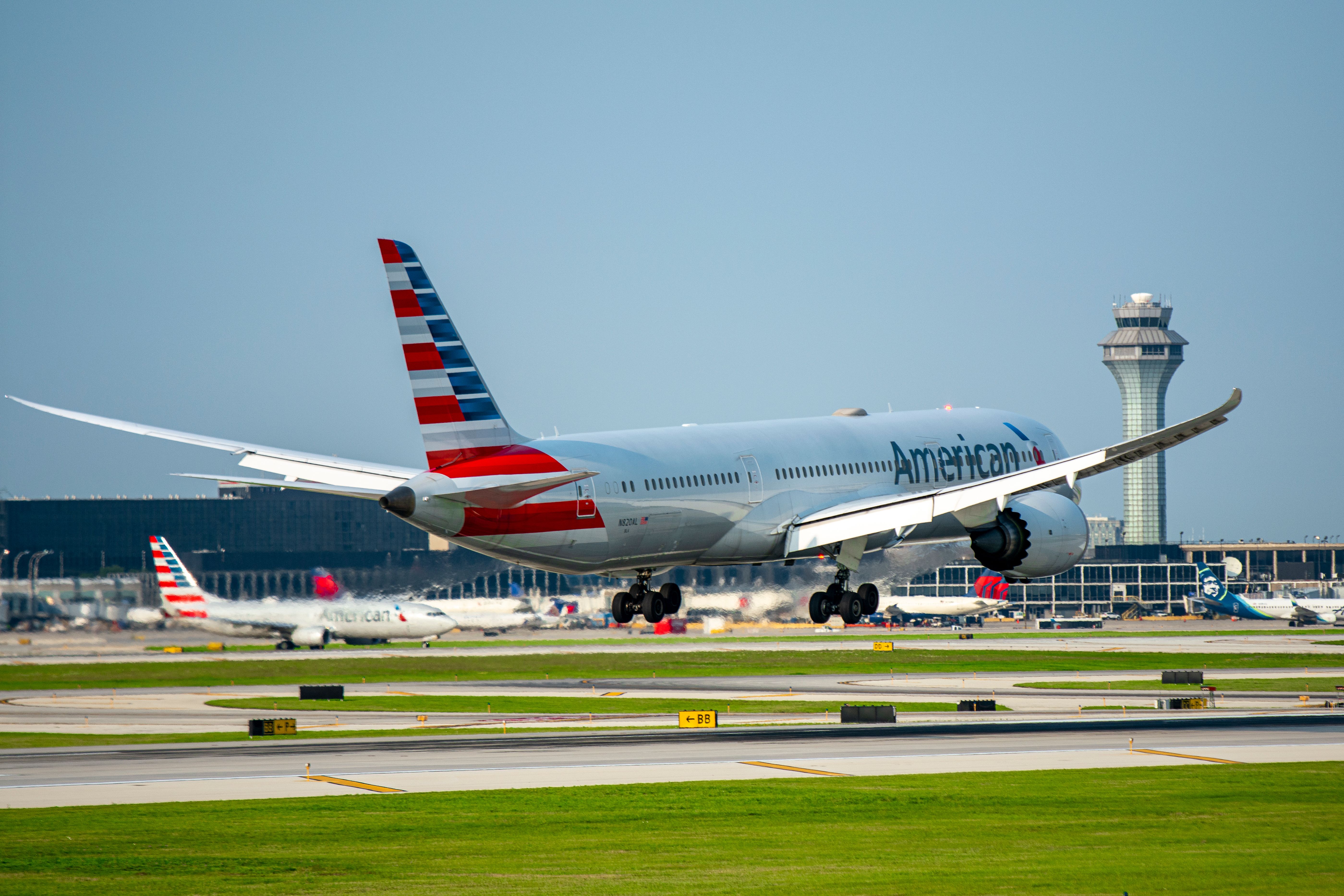 American Airlines Boeing 787-9 Dreamliner (registration N820AL) landing at Chicago O'Hare