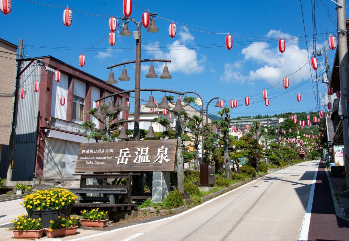Gov't wants Japanese travelers to see more of their own backyard