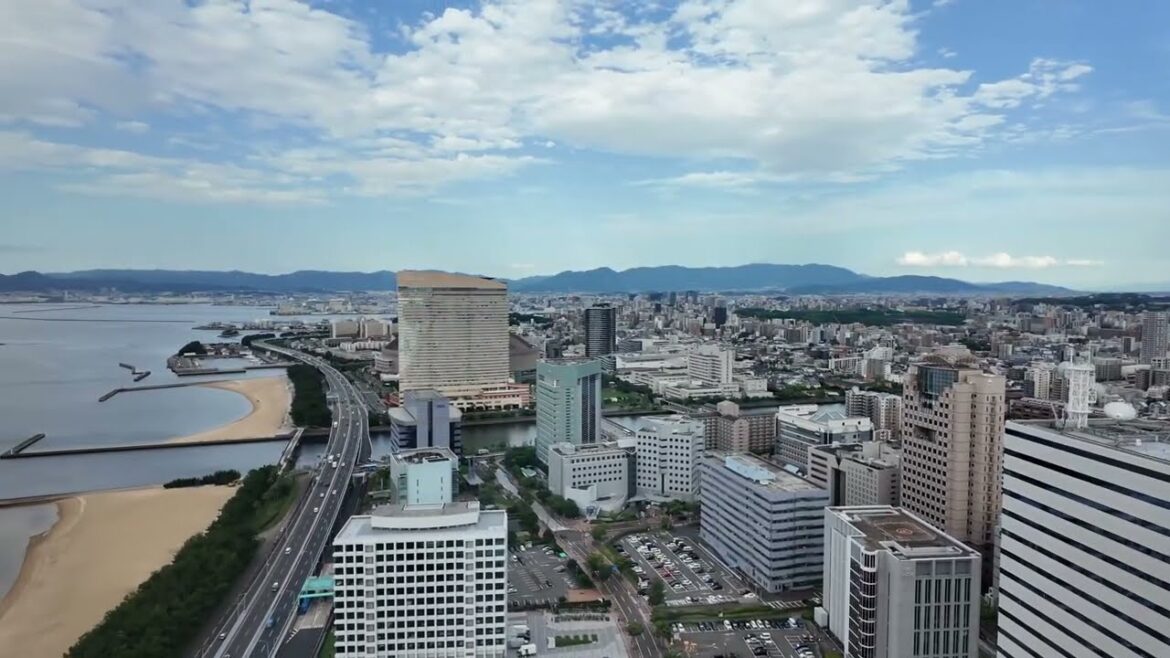 Riding to the top of Fukuoka Tower [No Commentary]