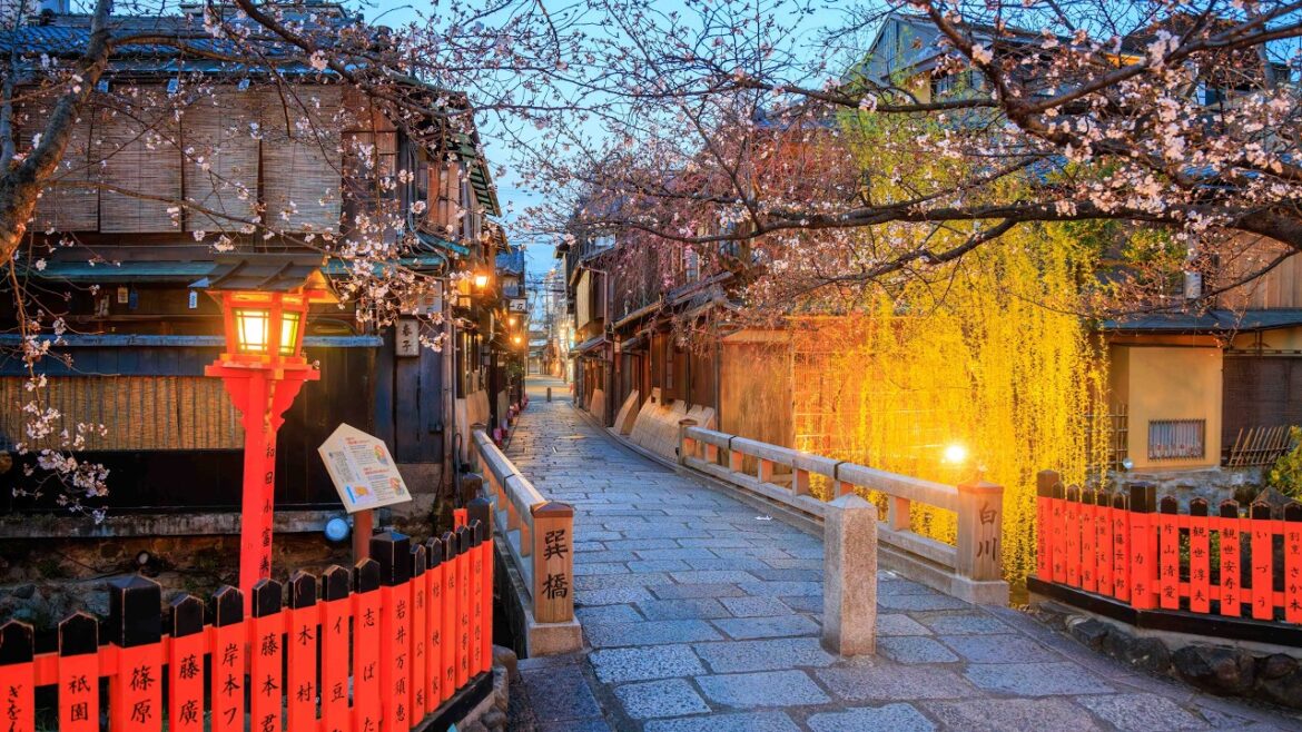 Spring Morning Walk through Historic Higashiyama | Kyoto, Japan 4K