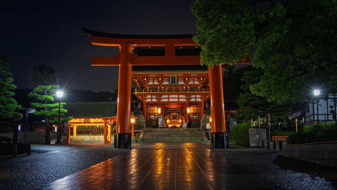 Drizzly Dawn Walk with 10,000 Torii Gates | Fushimi Inari - Kyoto, Japan 4K