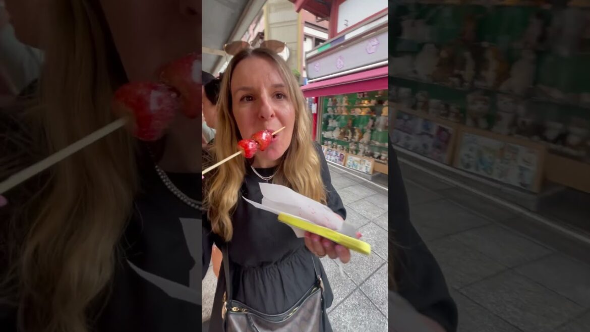 Trying Candied Strawberries in Asakusa 🍓 | Tokyo Street Food Moment 🇯🇵 #strawberry