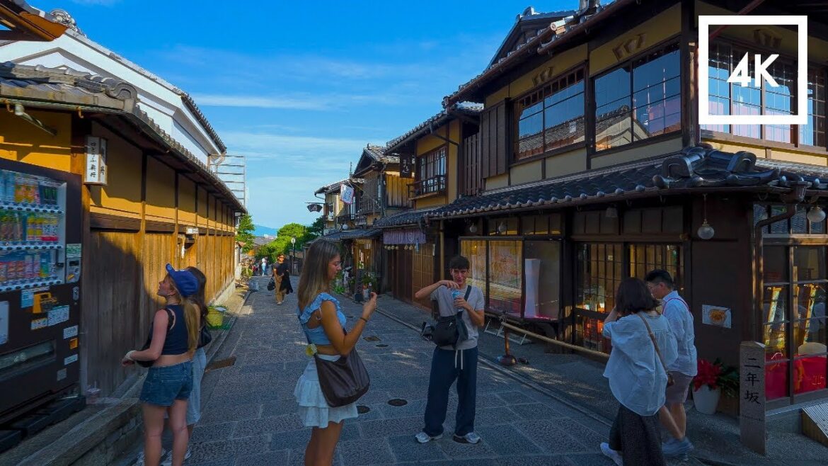 Japan – refreshing early summer morning walking tour of ancient Kyoto. / 4K Japan - refreshing early summer morning walking tour of ancient Kyoto. / 4K