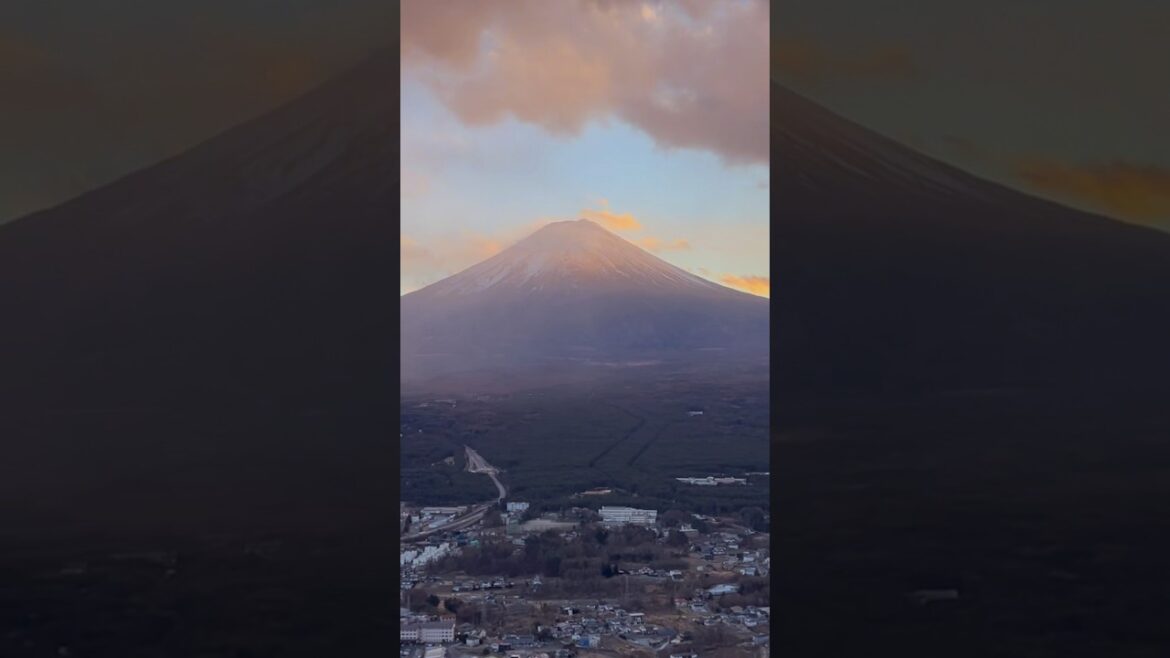 #fujisan #japan #sunset #mtfuji 🗻 throwback to one of my favorite holidays😇 #mountainsunsets