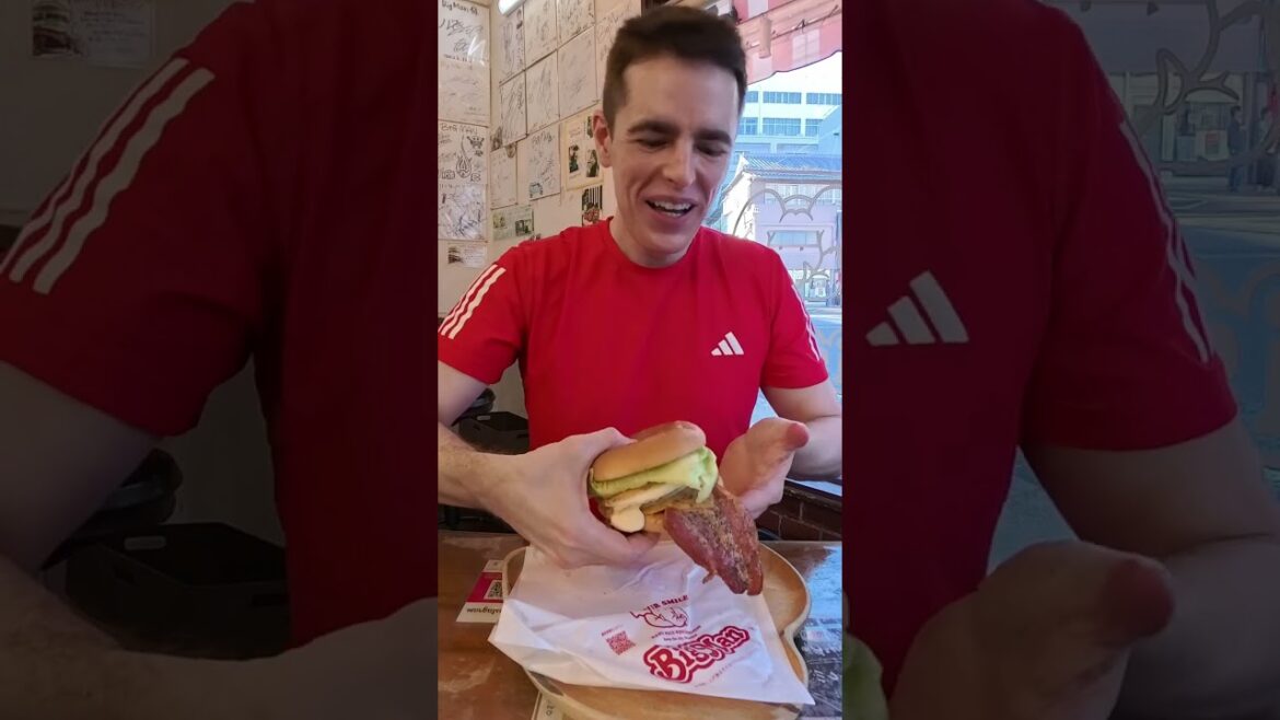 Trying ‘Big Man’ Burger in Sasebo, Japan ๐ฏ๐ต Trying 'Big Man' Burger in Sasebo, Japan ๐ฏ๐ต