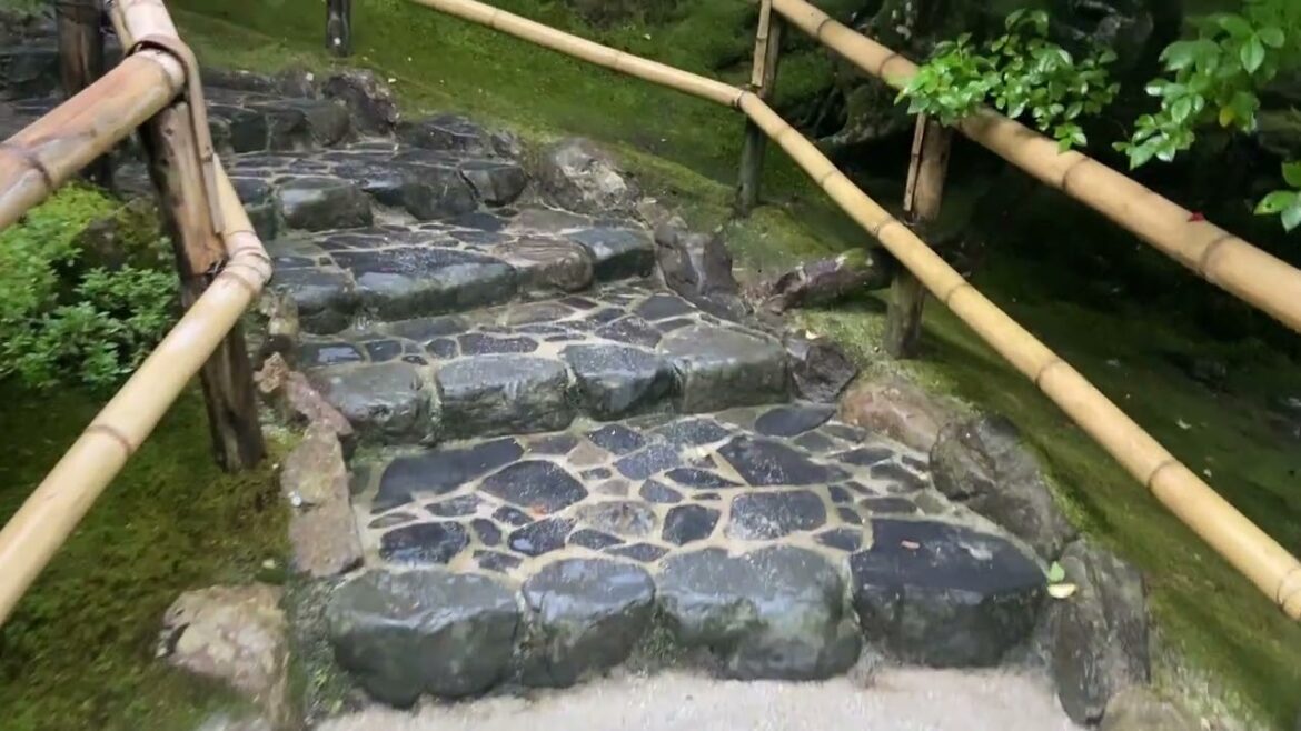 Higashiyama Temple Walking Tour in Rain and Shine - No Background Music