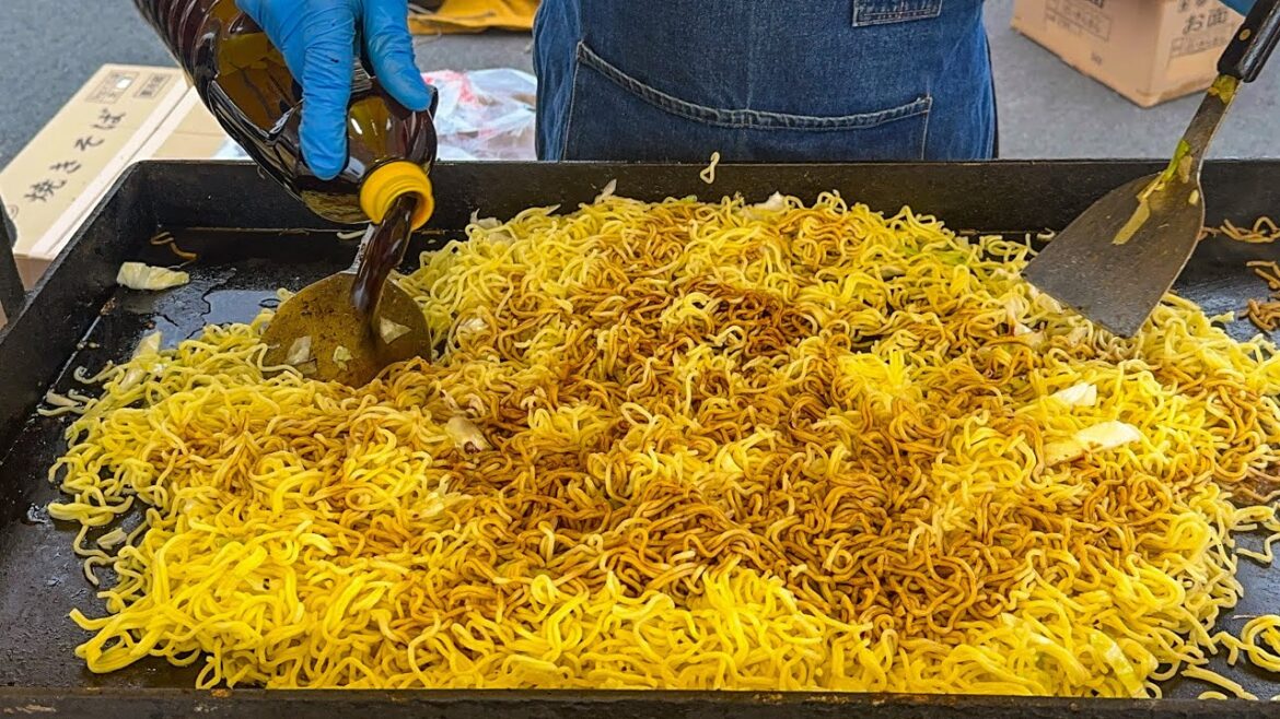 japanese street food - yakisoba stalls  焼きそば 屋台