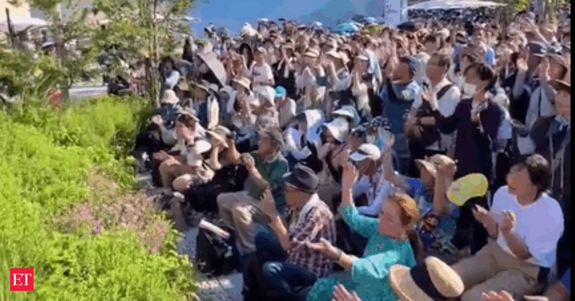 Japanese crowd vibes to Daler Mehndi’s Tunak Tunak Tun in a ‘civilised manner’, social media users find it respectful Japanese crowd vibes to Daler Mehndi’s Tunak Tunak Tun in a 'civilised manner', social media users find it respectful