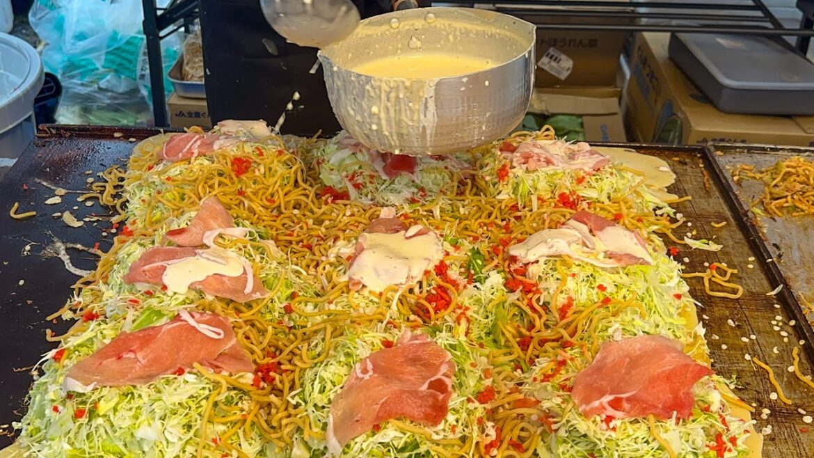 japanese street food – hiroshima style okonomiyaki お好み焼き japanese street food - hiroshima style okonomiyaki お好み焼き