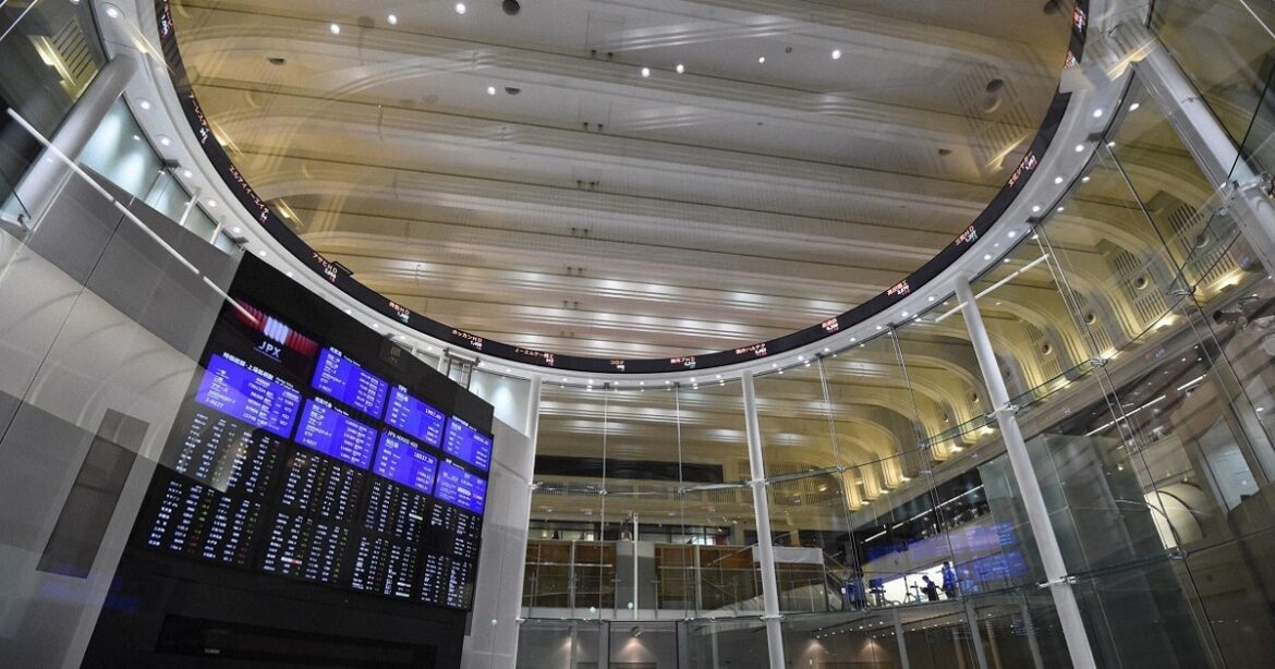 Tokyo stocks drop as investors lock in gains ahead of key events Tokyo stocks drop as investors lock in gains ahead of key events