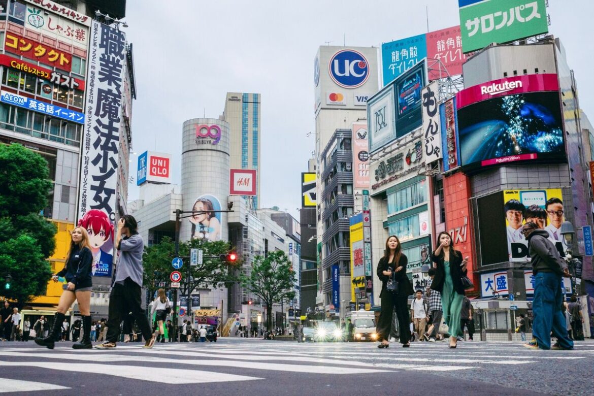 Japan Retail Investors Sold $8 Billion of Shares as Topix Peaked