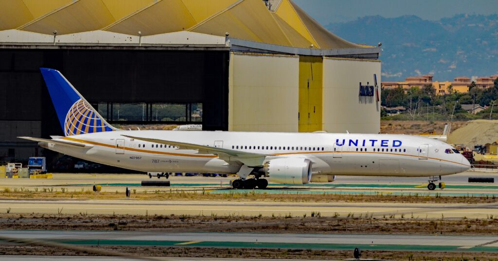 United Los Angeles to Tokyo Flight with 787 Makes Emergency Landing