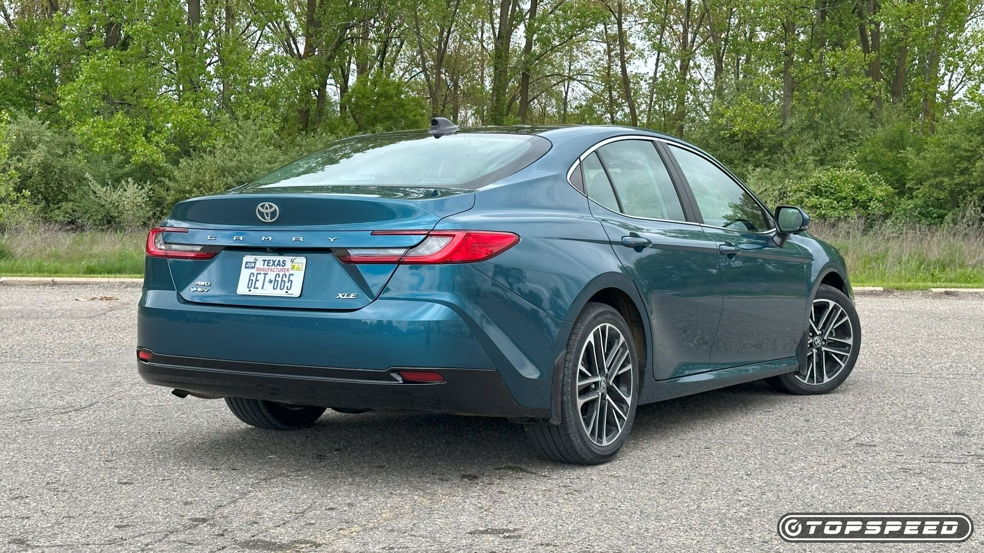 2025 Toyota Camry XLE AWD Rear Three-Quarter 02-1