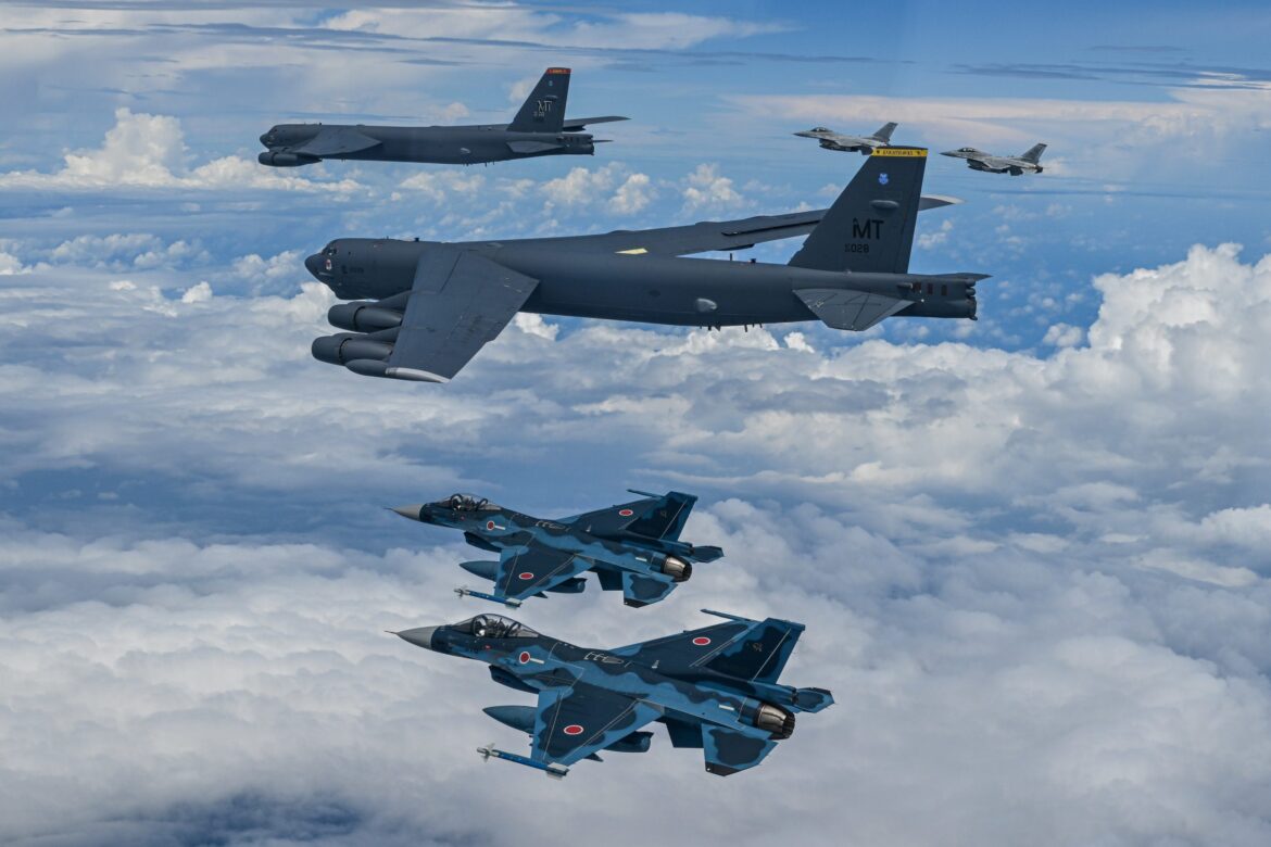 B-52s Escorted by S. Korean, Japanese Fighters as Defense Chiefs Meet