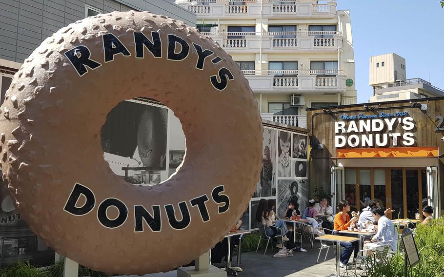 Randy’s Donuts opened in May 2025 in Tokyo with a wide selection of delicious treats for sweet-toothed individuals. 