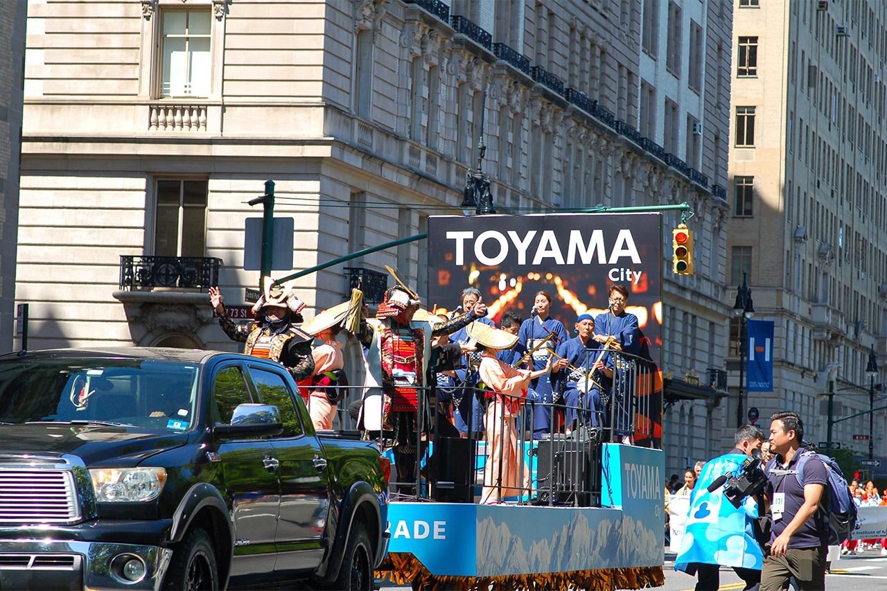 Toyama’s Owara Kaze no Bon float during the parade. (© Kasumi Abe)