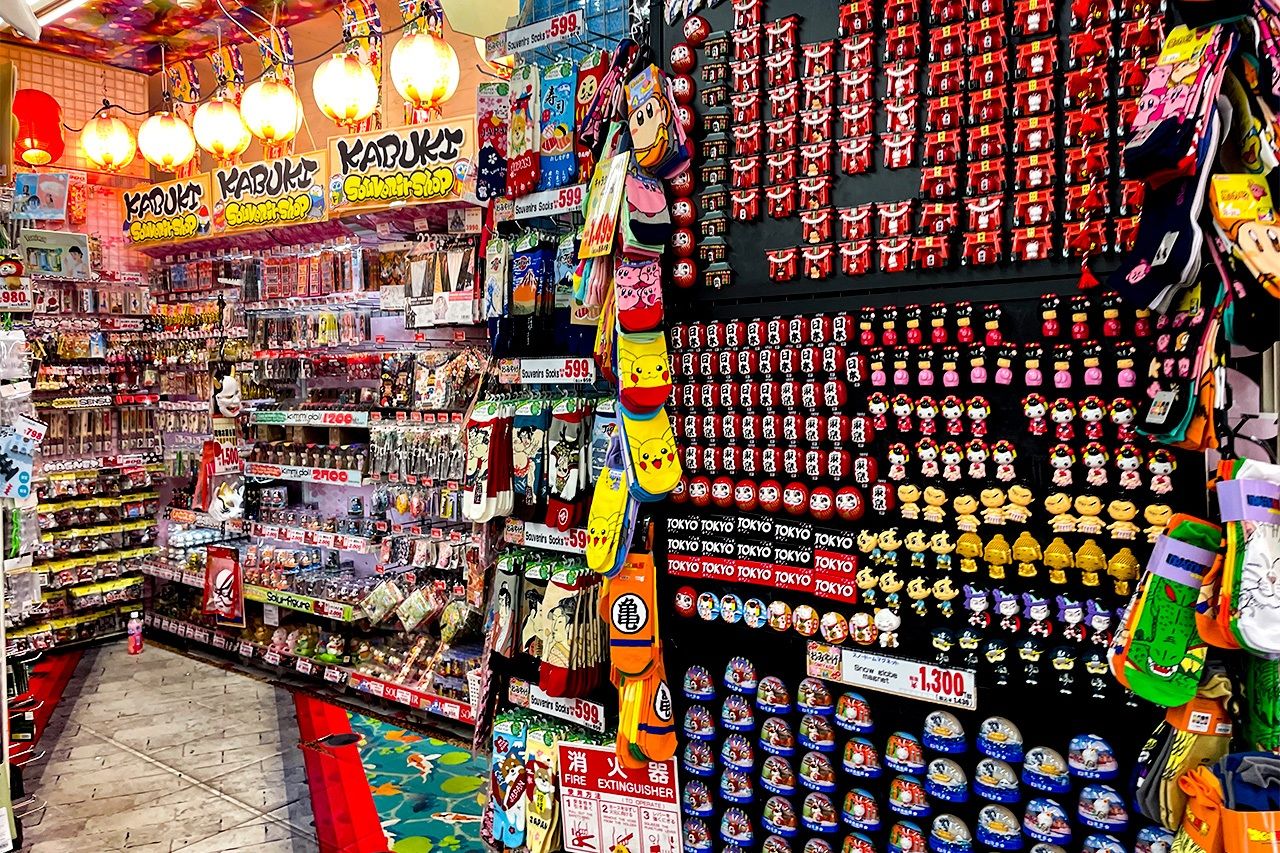A section filled with distinctly Japanese souvenirs, including kabuki and anime-themed items. Photo taken in Don Quijote Kabukichō on June 19, 2025. (© Tanigashira Kazuki)