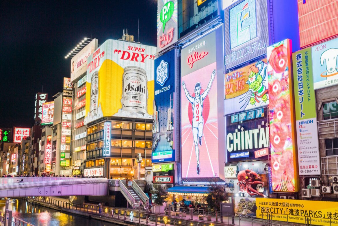 Dotonbori’s neon-lit canal draws locals and tourists long after dinner hours. (Photo: Mrsiraphol / Freepik)