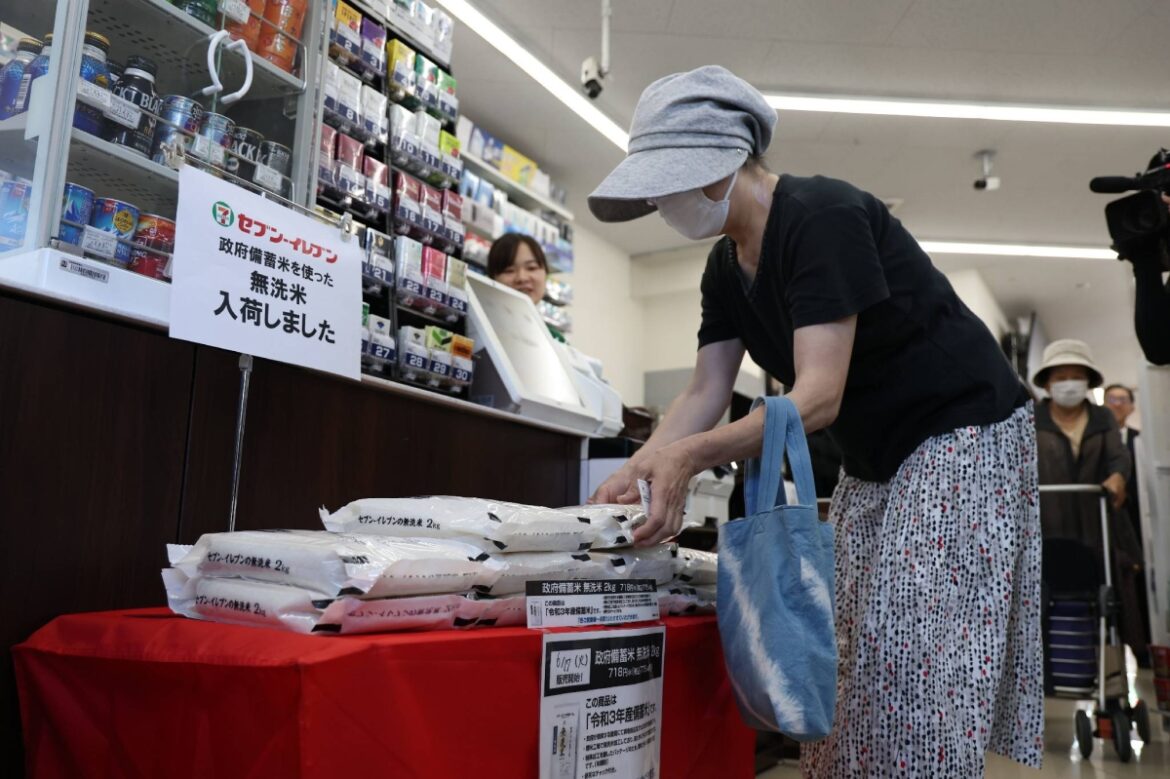 Price of rice in Japan falls below ¥4,000 per 5 kilograms Price of rice in Japan falls below ¥4,000 per 5 kilograms