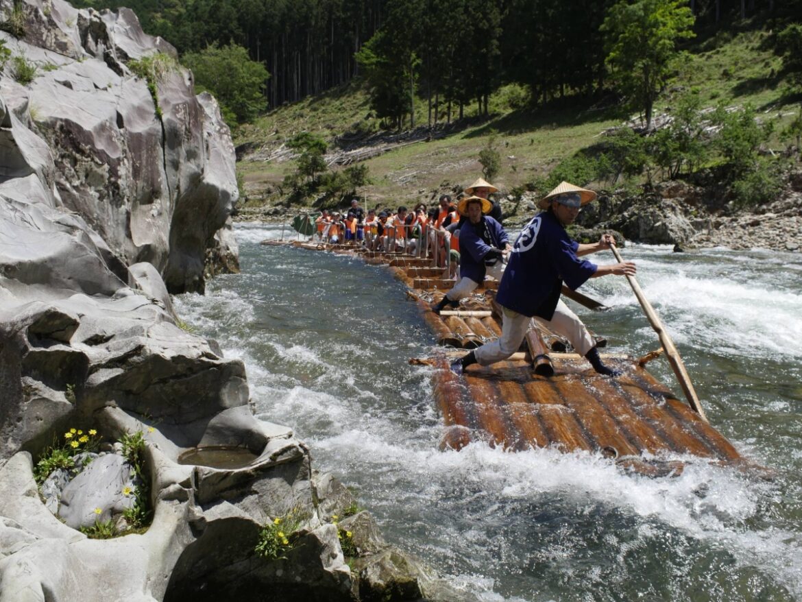 A tiny mountain hamlet keeps traditional log rafting afloat A tiny mountain hamlet keeps traditional log rafting afloat