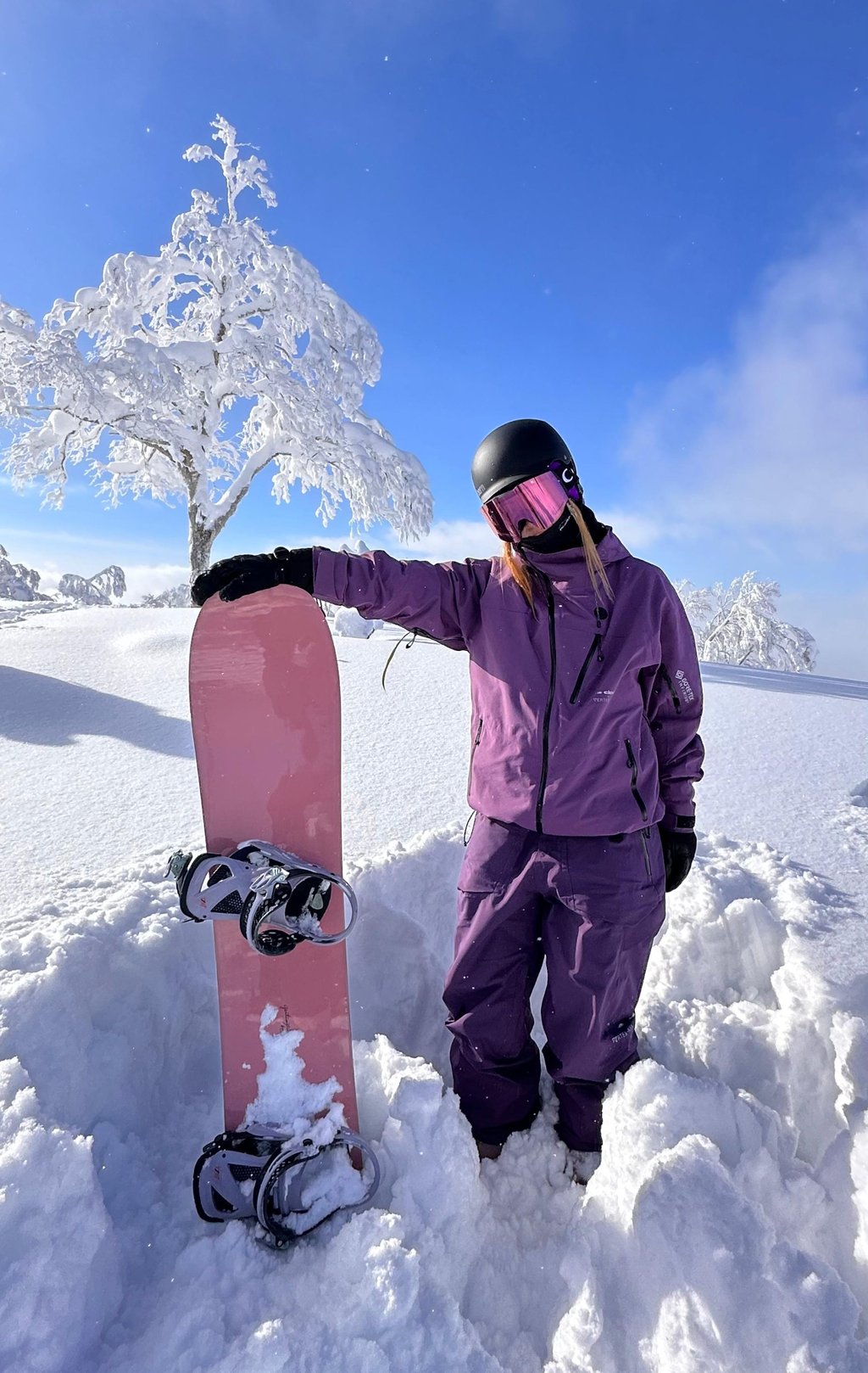 Hilary Tsui snowboarding in Niseko