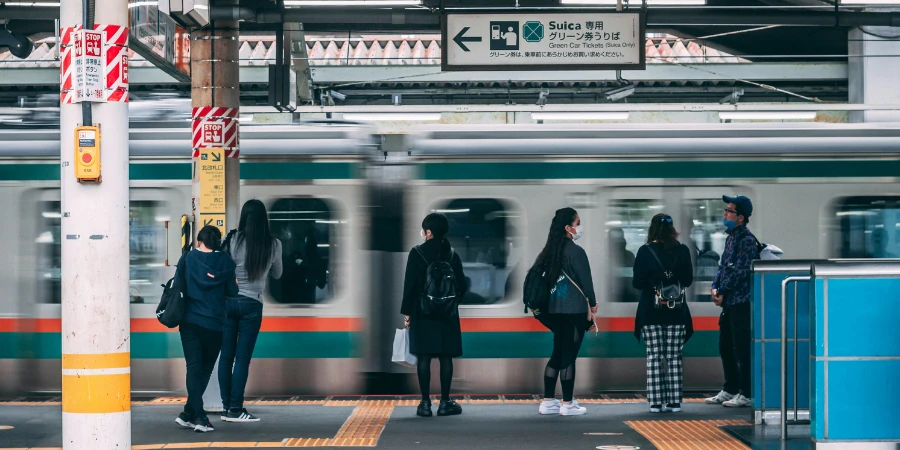 JR Rail Japan Metro Platform