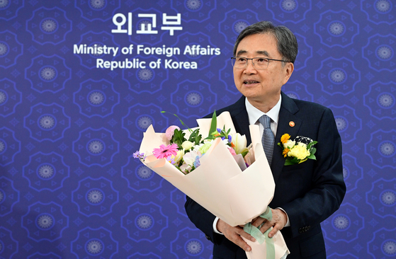 Minister of Foreign Affairs Cho Hyun holds a bouquet of flowers during his appointment ceremony at the ministry building in Jongno District, central Seoul on July 21. [JOINT PRESS CORPS] 