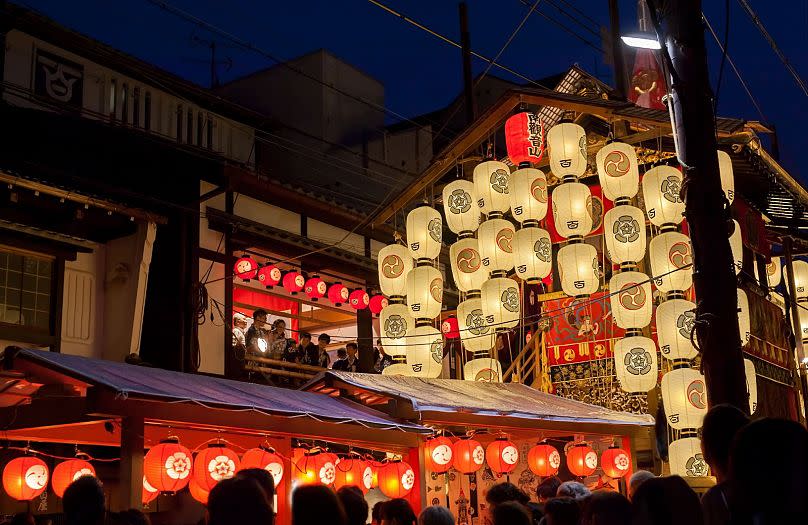 Most of the heavy traffic comes from teenagers and office workers, who arrive in the evening when lanterns are lit and the festival atmosphere peaks.