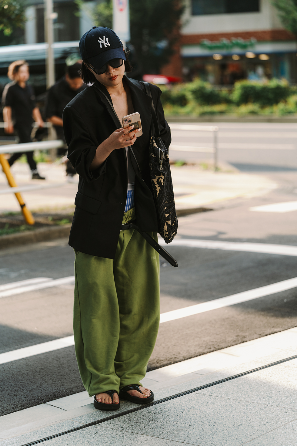 tokyo, japan september 07: a guest is seen wearing a cap, black jacket, trousers during rakuten tokyo fashion week s/s 2025 on september 07, 2024 in tokyo, japan. (photo by mila gruber/getty images)