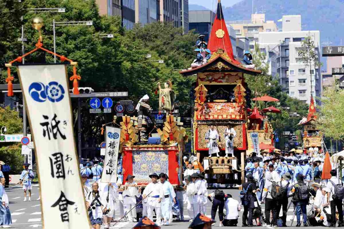 Kyoto Gion Matsuri: Spectators Cheer for Kyoto’s Ato Matsuri Floats of Gion Festival; Festivalgoers Endured Nearly 35 C Temperature