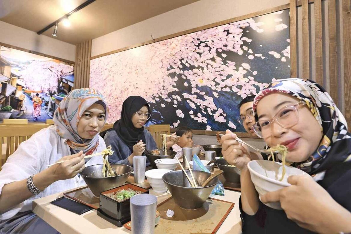 Halal paradise in Kyoto welcomes Muslim visitors; Tourists enjoy halal-certified Japanese food