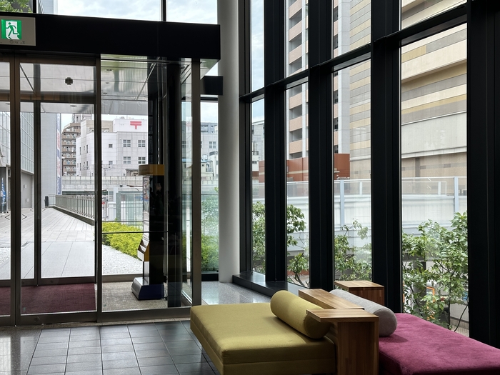 If you take the bridge from the second floor of the hotel, it is easy to get to the station and shopping center. / Photo = Kwon Hyo-jeong Travel + Reporter