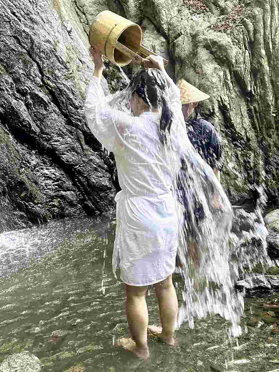 Participants in Japanese tradition of ‘waterfall meditation’ find sense of fulfillment, emotional release