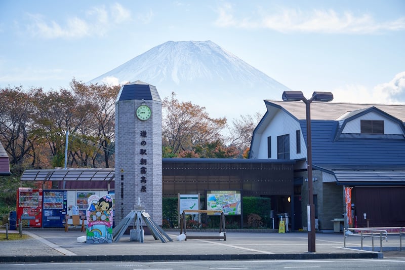 The Asagiri Kogen michi-no-eki stop with a view of Mt. Fuji