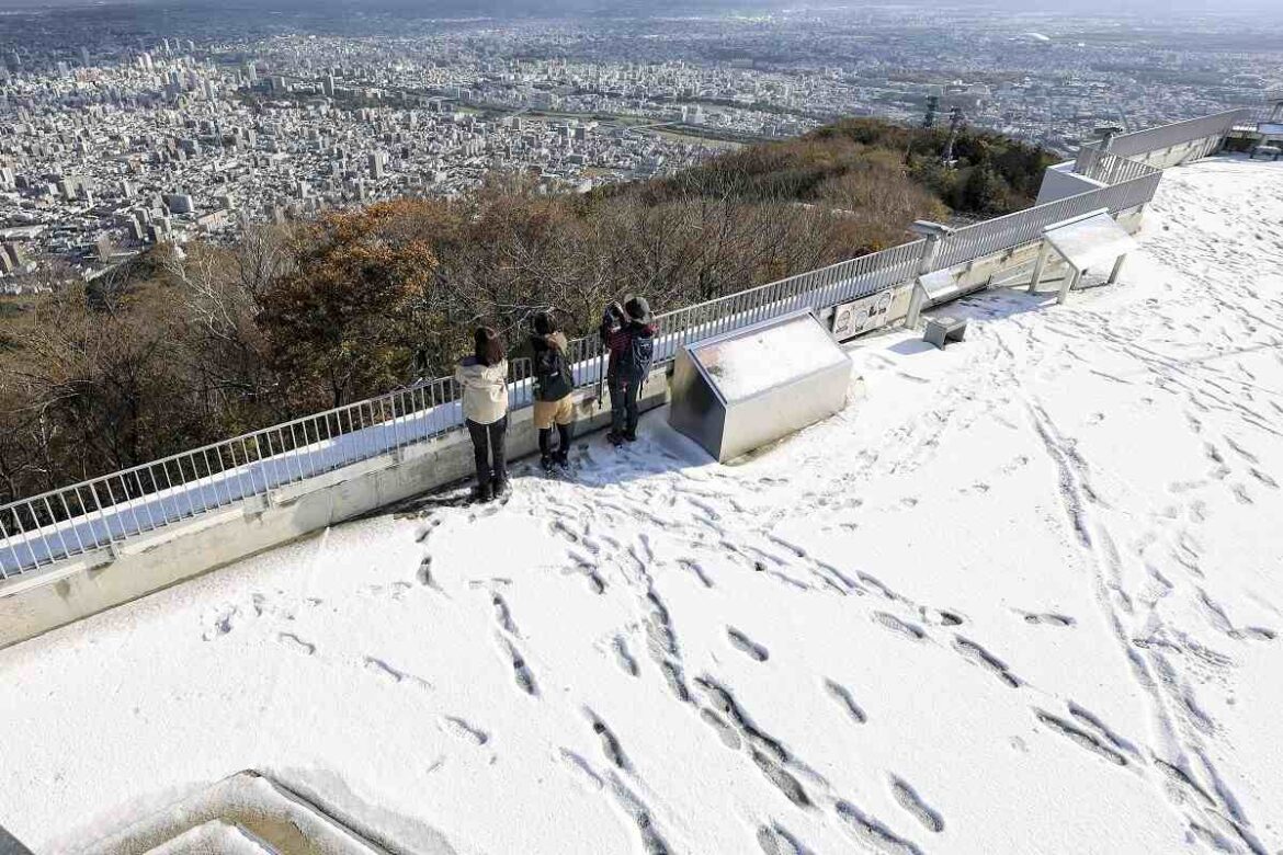 Sapporo Sees Season’s 1st Snowfall; Snow Comes 8 Days Earlier Than Average