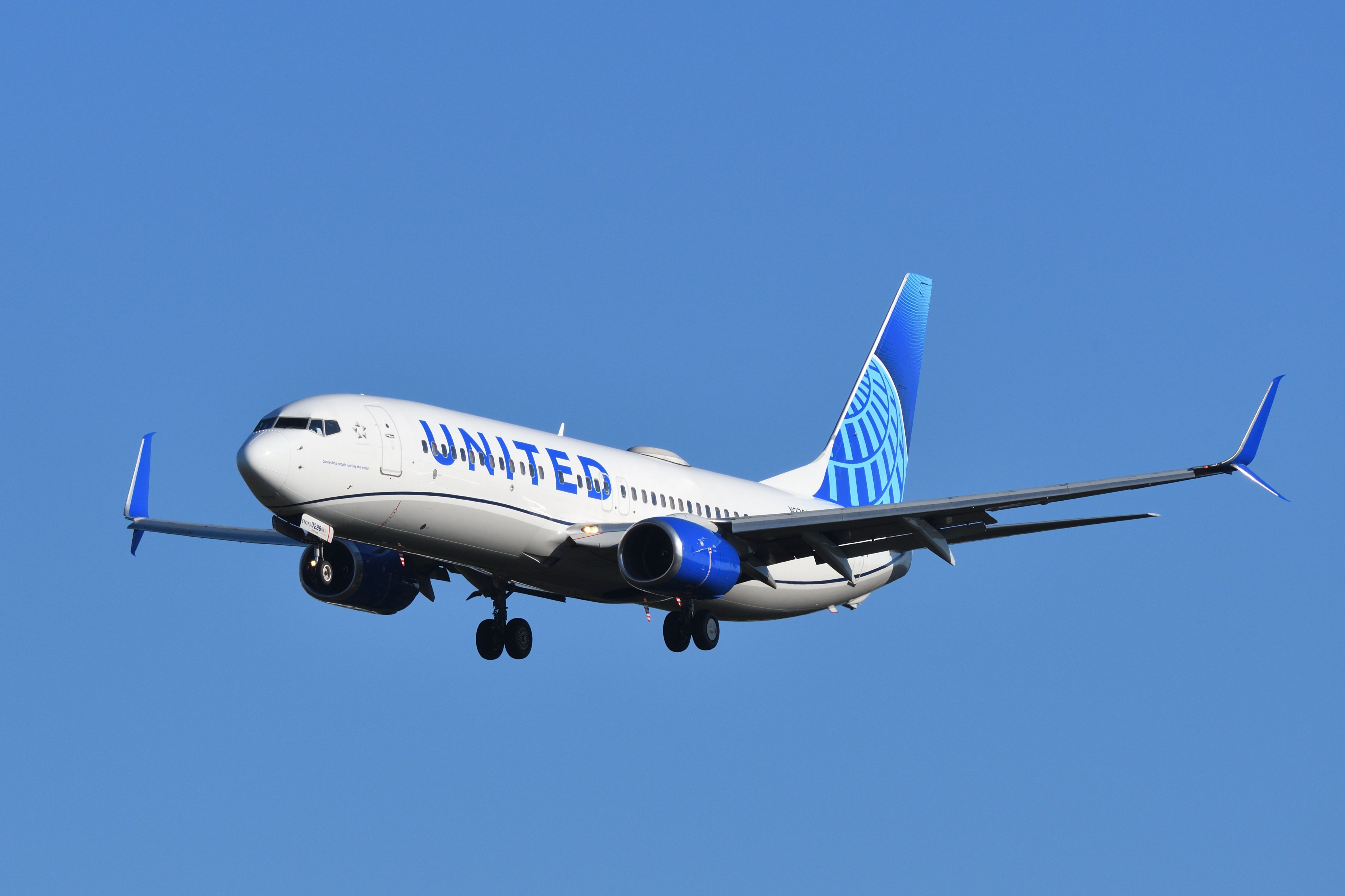 United Airlines Boeing B737-800 (N37298) passenger plane on approach.