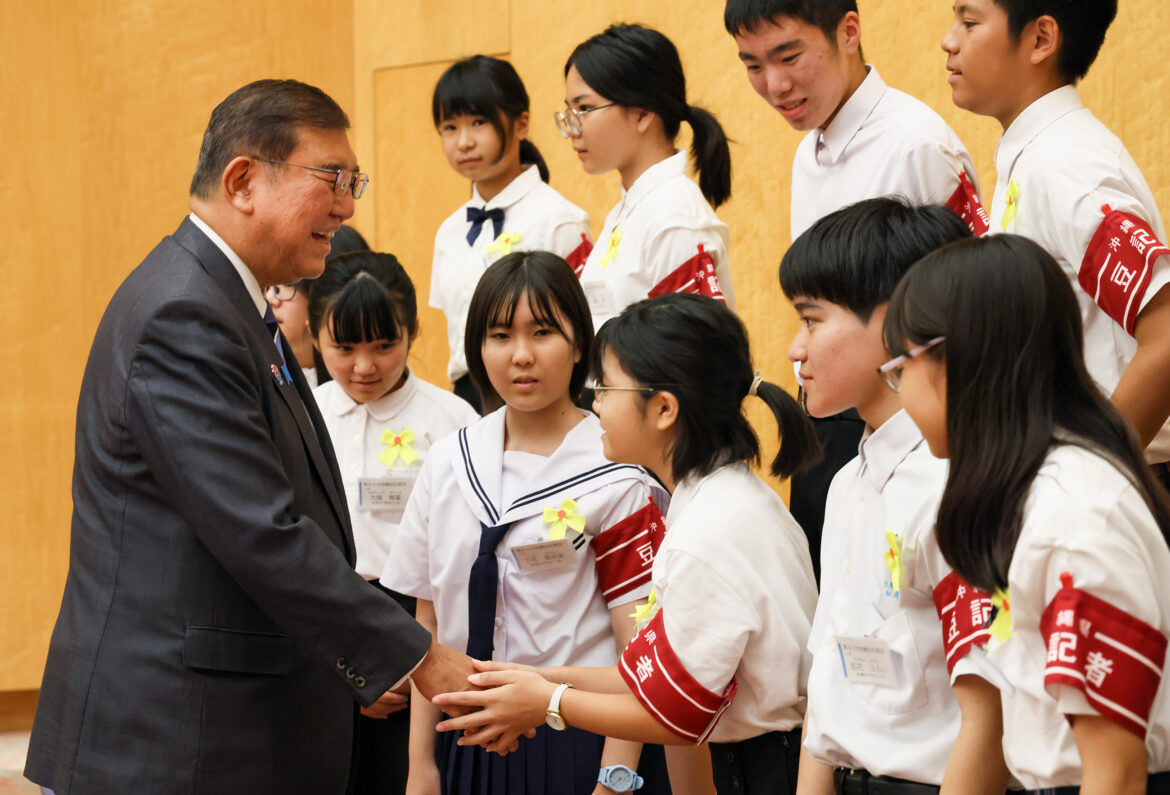 Courtesy Call from Junior Reporters from Okinawa (The Prime Minister in Action) Prime Minister Ishiba receiving a courtesy call (1)