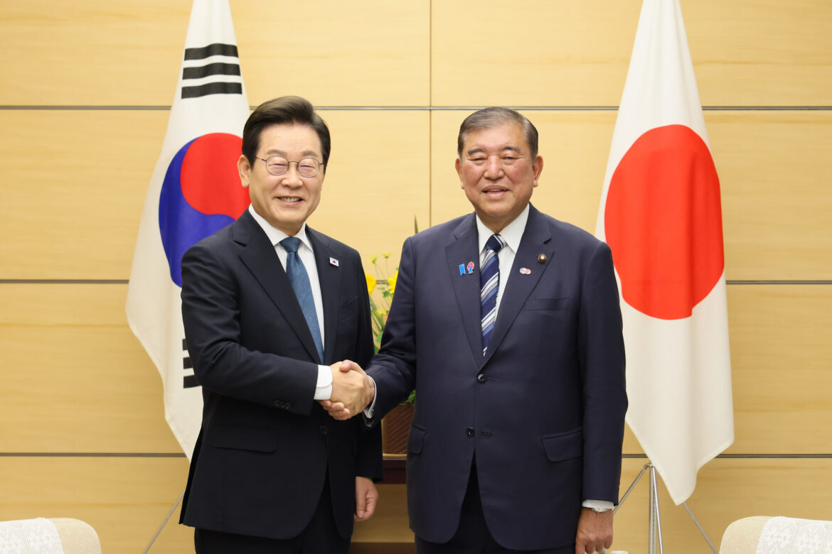 Japan - ROK Summit Meeting (Small-group Meeting) (1)