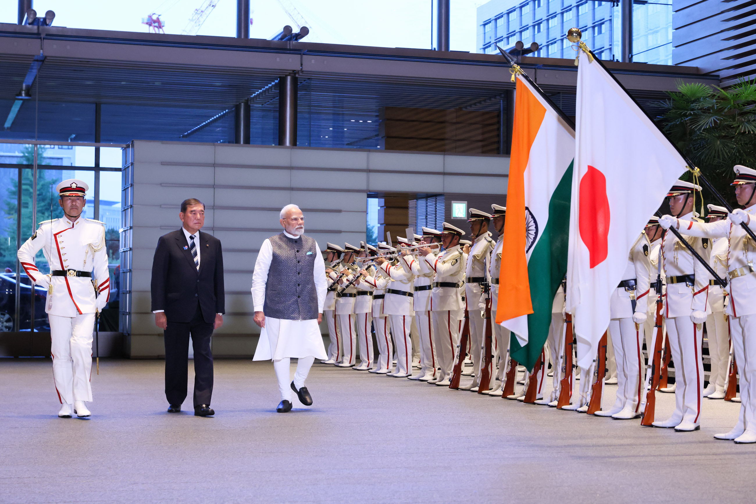 Salute and guard of honor ceremony (3)