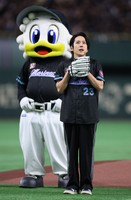 Kazunari Ninomiya, right, gives a greeting after throwing the ceremonial first pitch at Tokyo Dome on July 31, 2025. (Mainichi/Kenji Ikai)