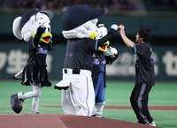 Kazunari Ninomiya, right, is pictured at Tokyo Dome in his appearance for the ceremonial first pitch on July 31, 2025. (Mainichi/Kenji Ikai)