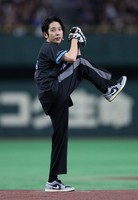 Kazunari Ninomiya winds up for the ceremonial first pitch at Tokyo Dome on July 31, 2025. (Mainichi/Kenji Ikai)